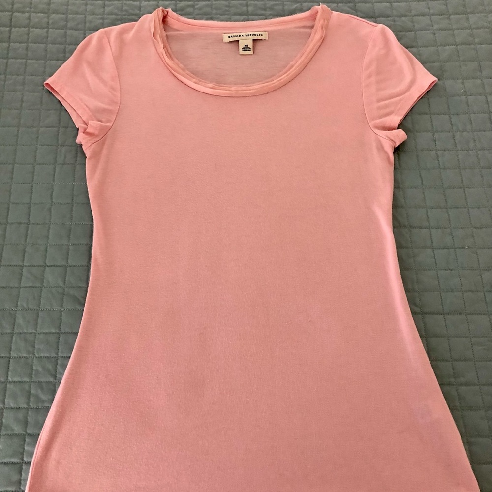 Banana Republic t shirt with pretty neck detail.🌸